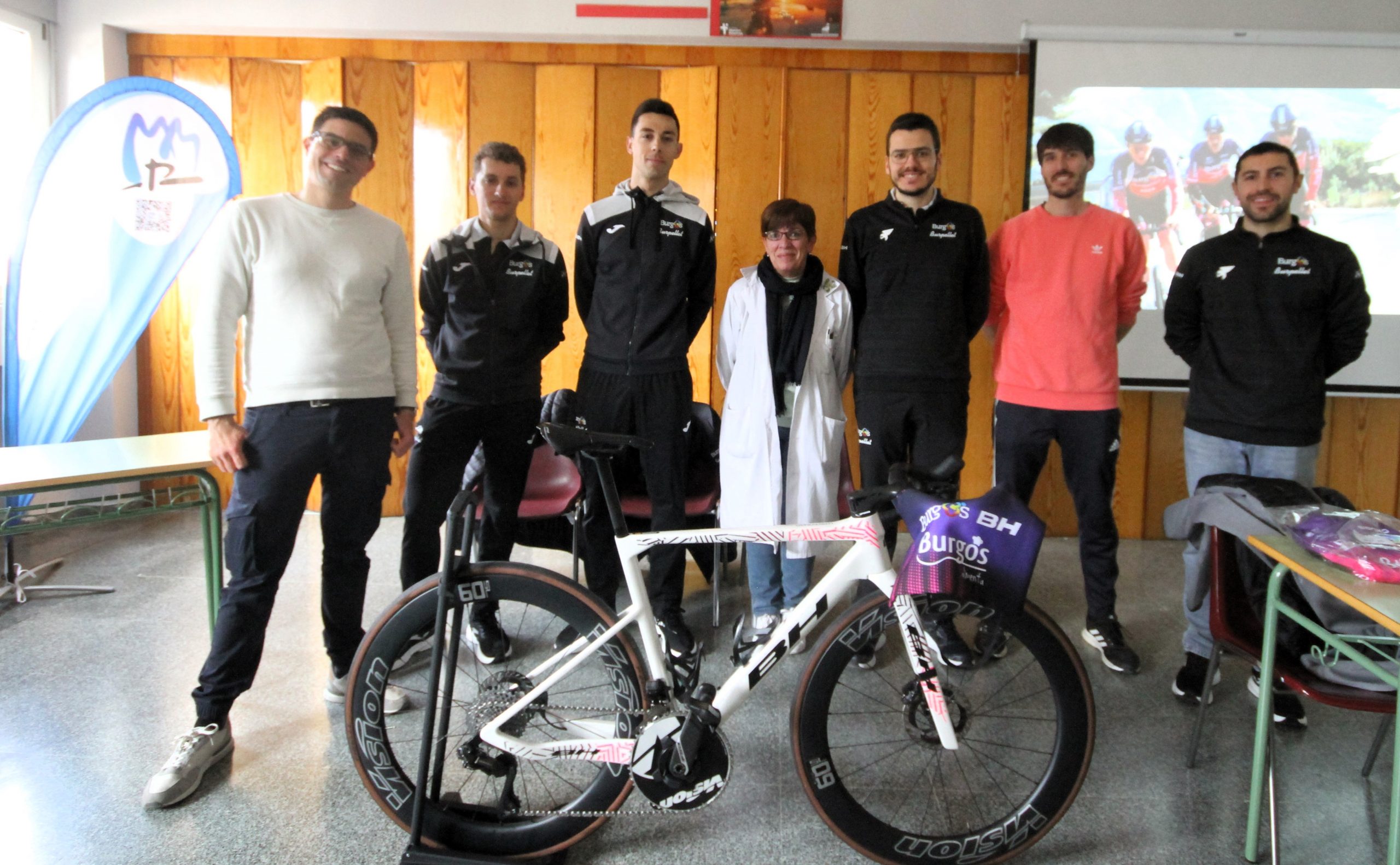 El Burgos Burpellet BH acerca el ciclismo a los alumnos del Colegio María Madre-Politecnos