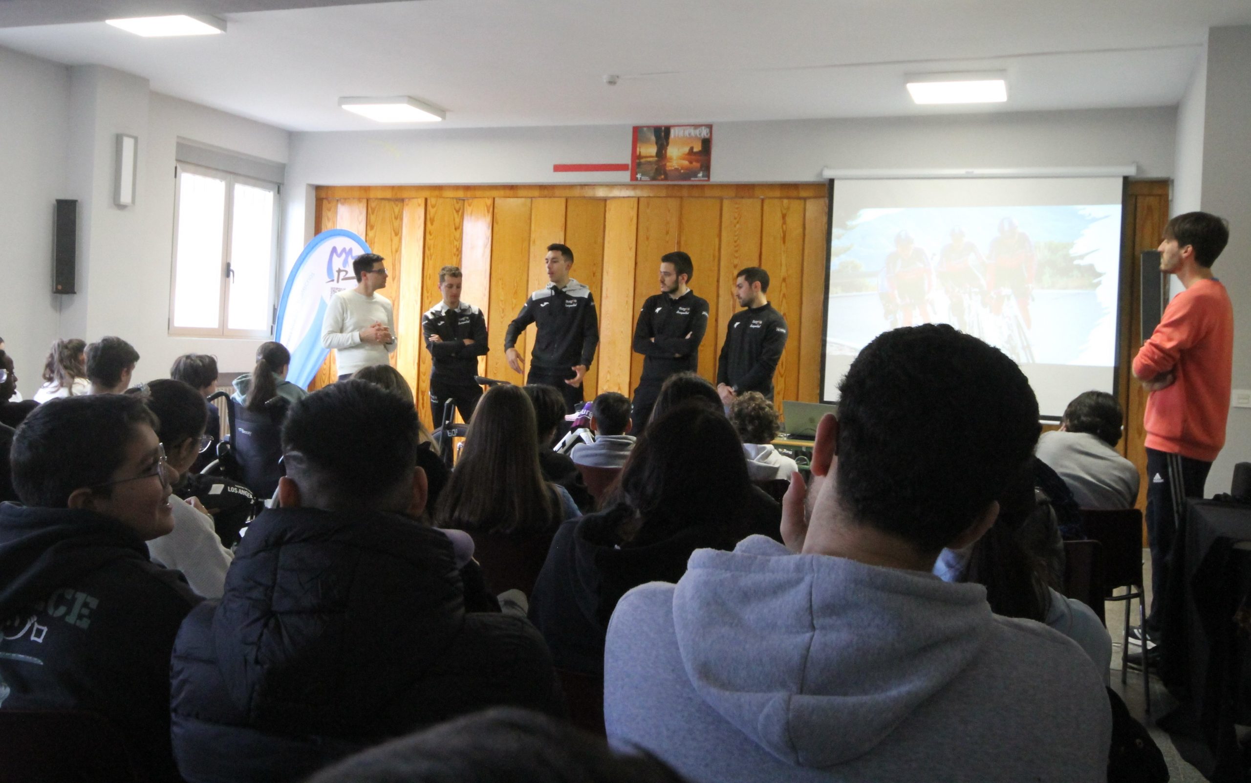 El Burgos Burpellet BH acerca el ciclismo a los alumnos del Colegio María Madre-Politecnos