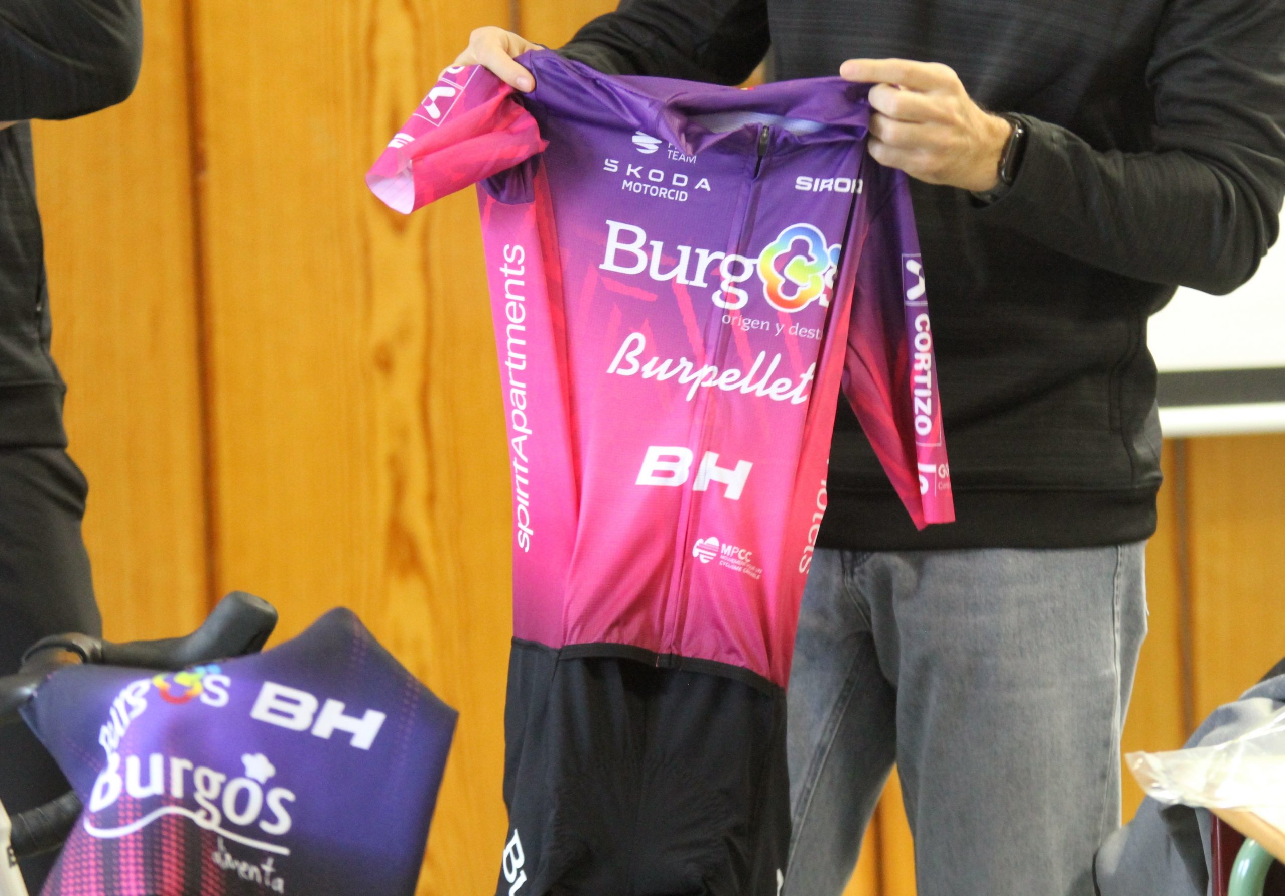 El Burgos Burpellet BH acerca el ciclismo a los alumnos del Colegio María Madre-Politecnos